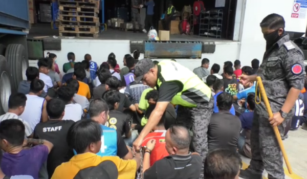 Seramai 83 pendatang asing tanpa izin (PATI) berjaya ditahan dalam satu serbuan menerusi Op Sasar JIM Selangor di dua buah gudang pembungkusan barangan asas di Seksyen 27, Alam Megah / Foto RTM